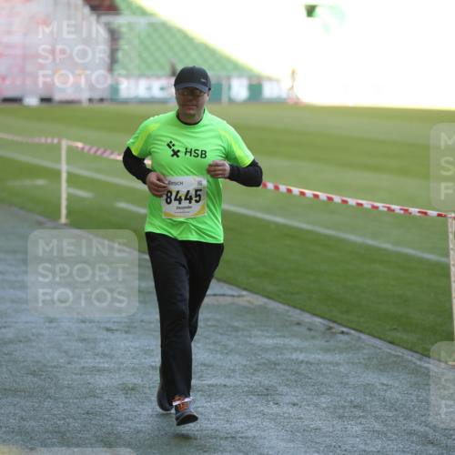 06.10.2024 - 19. swb-Marathon Bremen Yannick Fuchs http://msf.ph/oto/7383955 06.10.2024 10:25:04 Laufen im Stadion 7197, 7259, 7260, 7363, 7571, 7648, 7650, 7756, 8209, 8226, 8310, 8311, 8313, 8329, 8445, 8454, 8478, 8517, 8680, 8749, 8796, 8939, 8962, 9064 meine-sportfotos.de