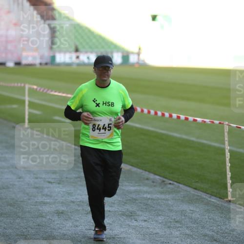 06.10.2024 - 19. swb-Marathon Bremen Yannick Fuchs http://msf.ph/oto/7383964 06.10.2024 10:25:04 Laufen im Stadion 7197, 7259, 7260, 7363, 7571, 7648, 7650, 7756, 8209, 8226, 8310, 8311, 8313, 8329, 8445, 8454, 8478, 8517, 8680, 8749, 8796, 8939, 8962, 9064 meine-sportfotos.de
