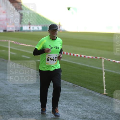 06.10.2024 - 19. swb-Marathon Bremen Yannick Fuchs http://msf.ph/oto/7383973 06.10.2024 10:25:04 Laufen im Stadion 7197, 7259, 7260, 7363, 7571, 7648, 7650, 7756, 8209, 8226, 8310, 8311, 8313, 8329, 8445, 8454, 8478, 8517, 8680, 8749, 8796, 8939, 8962, 9064 meine-sportfotos.de