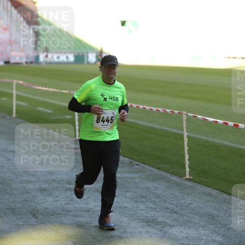 06.10.2024 - 19. swb-Marathon Bremen Yannick Fuchs http://msf.ph/oto/7383986 06.10.2024 10:25:04 Laufen im Stadion 7197, 7259, 7260, 7363, 7571, 7648, 7650, 7756, 8209, 8226, 8310, 8311, 8313, 8329, 8445, 8454, 8478, 8517, 8680, 8749, 8796, 8939, 8962, 9064 meine-sportfotos.de