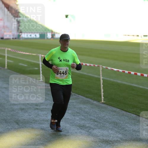 06.10.2024 - 19. swb-Marathon Bremen Yannick Fuchs http://msf.ph/oto/7383995 06.10.2024 10:25:05 Laufen im Stadion 7197, 7259, 7260, 7363, 7571, 7648, 7650, 7756, 8209, 8226, 8310, 8311, 8313, 8329, 8412, 8445, 8454, 8478, 8517, 8680, 8749, 8796, 8939, 8962, 8975, 9064 meine-sportfotos.de