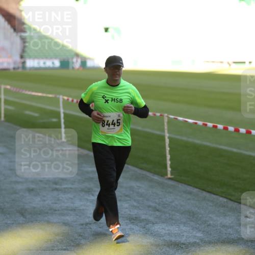 06.10.2024 - 19. swb-Marathon Bremen Yannick Fuchs http://msf.ph/oto/7384003 06.10.2024 10:25:05 Laufen im Stadion 7197, 7259, 7260, 7363, 7571, 7648, 7650, 7756, 8209, 8226, 8310, 8311, 8313, 8329, 8412, 8445, 8454, 8478, 8517, 8680, 8749, 8796, 8939, 8962, 8975, 9064 meine-sportfotos.de