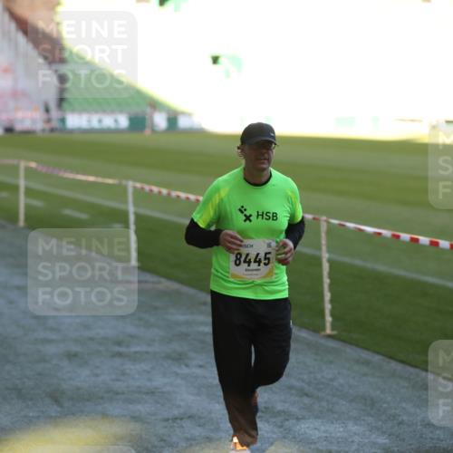 06.10.2024 - 19. swb-Marathon Bremen Yannick Fuchs http://msf.ph/oto/7384012 06.10.2024 10:25:05 Laufen im Stadion 7197, 7259, 7260, 7363, 7571, 7648, 7650, 7756, 8209, 8226, 8310, 8311, 8313, 8329, 8412, 8445, 8454, 8478, 8517, 8680, 8749, 8796, 8939, 8962, 8975, 9064 meine-sportfotos.de