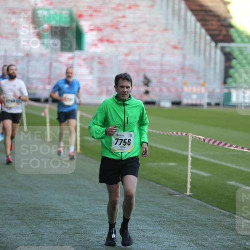06.10.2024 - 19. swb-Marathon Bremen Yannick Fuchs http://msf.ph/oto/7384030 06.10.2024 10:25:06 Laufen im Stadion 7197, 7259, 7260, 7363, 7571, 7648, 7650, 7756, 8209, 8226, 8228, 8310, 8311, 8313, 8329, 8412, 8445, 8454, 8478, 8517, 8680, 8749, 8796, 8939, 8962, 8975 meine-sportfotos.de
