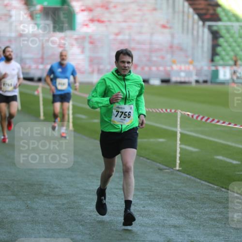 06.10.2024 - 19. swb-Marathon Bremen Yannick Fuchs http://msf.ph/oto/7384044 06.10.2024 10:25:06 Laufen im Stadion 7197, 7259, 7260, 7363, 7571, 7648, 7650, 7756, 8209, 8226, 8228, 8310, 8311, 8313, 8329, 8412, 8445, 8454, 8478, 8517, 8680, 8749, 8796, 8939, 8962, 8975 meine-sportfotos.de