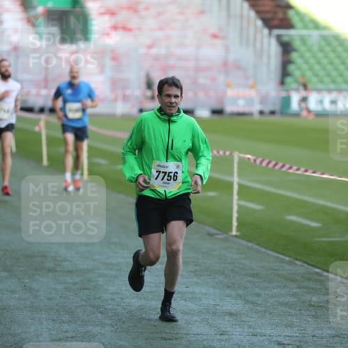 06.10.2024 - 19. swb-Marathon Bremen Yannick Fuchs http://msf.ph/oto/7384051 06.10.2024 10:25:06 Laufen im Stadion 7197, 7259, 7260, 7363, 7571, 7648, 7650, 7756, 8209, 8226, 8228, 8310, 8311, 8313, 8329, 8412, 8445, 8454, 8478, 8517, 8680, 8749, 8796, 8939, 8962, 8975 meine-sportfotos.de