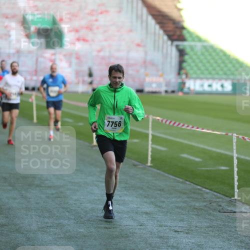 06.10.2024 - 19. swb-Marathon Bremen Yannick Fuchs http://msf.ph/oto/7384059 06.10.2024 10:25:06 Laufen im Stadion 7197, 7259, 7260, 7363, 7571, 7648, 7650, 7756, 8209, 8226, 8228, 8310, 8311, 8313, 8329, 8412, 8445, 8454, 8478, 8517, 8680, 8749, 8796, 8939, 8962, 8975 meine-sportfotos.de