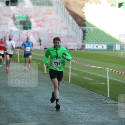 06.10.2024 - 19. swb-Marathon Bremen Yannick Fuchs http://msf.ph/oto/7384068 06.10.2024 10:25:06 Laufen im Stadion 7197, 7259, 7260, 7363, 7571, 7648, 7650, 7756, 8209, 8226, 8228, 8310, 8311, 8313, 8329, 8412, 8445, 8454, 8478, 8517, 8680, 8749, 8796, 8939, 8962, 8975 meine-sportfotos.de