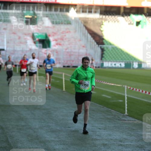 06.10.2024 - 19. swb-Marathon Bremen Yannick Fuchs http://msf.ph/oto/7384117 06.10.2024 10:25:07 Laufen im Stadion 7197, 7259, 7260, 7363, 7571, 7648, 7650, 7756, 8209, 8226, 8228, 8310, 8311, 8313, 8329, 8412, 8445, 8454, 8478, 8517, 8680, 8749, 8796, 8939, 8962, 8975 meine-sportfotos.de