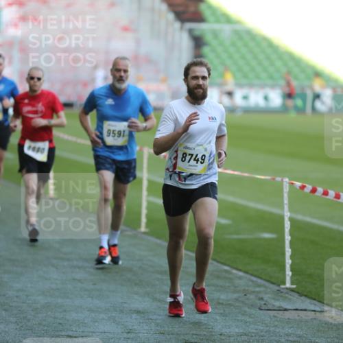 06.10.2024 - 19. swb-Marathon Bremen Yannick Fuchs http://msf.ph/oto/7384278 06.10.2024 10:25:11 Laufen im Stadion 7197, 7259, 7260, 7363, 7571, 7648, 7650, 7756, 7906, 8209, 8226, 8228, 8310, 8311, 8313, 8329, 8412, 8445, 8478, 8517, 8666, 8671, 8680, 8749, 8796, 8939, 8962, 8975 meine-sportfotos.de