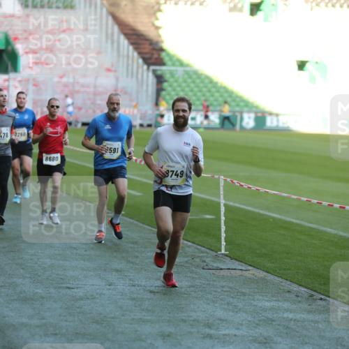 06.10.2024 - 19. swb-Marathon Bremen Yannick Fuchs http://msf.ph/oto/7384287 06.10.2024 10:25:11 Laufen im Stadion 7197, 7259, 7260, 7363, 7571, 7648, 7650, 7756, 7906, 8209, 8226, 8228, 8310, 8311, 8313, 8329, 8412, 8445, 8478, 8517, 8666, 8671, 8680, 8749, 8796, 8939, 8962, 8975 meine-sportfotos.de