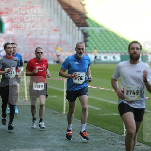 06.10.2024 - 19. swb-Marathon Bremen Yannick Fuchs http://msf.ph/oto/7384311 06.10.2024 10:25:12 Laufen im Stadion 7197, 7259, 7260, 7363, 7571, 7648, 7650, 7756, 7906, 8209, 8228, 8310, 8311, 8313, 8329, 8412, 8445, 8478, 8517, 8666, 8671, 8672, 8680, 8749, 8796, 8939, 8962, 8975 meine-sportfotos.de