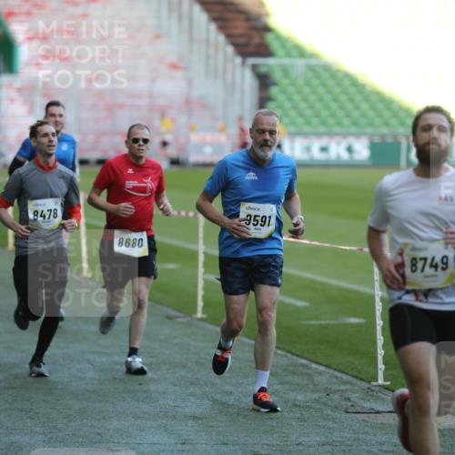 06.10.2024 - 19. swb-Marathon Bremen Yannick Fuchs http://msf.ph/oto/7384315 06.10.2024 10:25:12 Laufen im Stadion 7197, 7259, 7260, 7363, 7571, 7648, 7650, 7756, 7906, 8209, 8228, 8310, 8311, 8313, 8329, 8412, 8445, 8478, 8517, 8666, 8671, 8672, 8680, 8749, 8796, 8939, 8962, 8975 meine-sportfotos.de