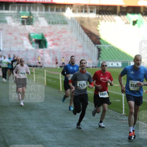 06.10.2024 - 19. swb-Marathon Bremen Yannick Fuchs http://msf.ph/oto/7384367 06.10.2024 10:25:14 Laufen im Stadion 7197, 7259, 7260, 7363, 7571, 7650, 7756, 7826, 7906, 8209, 8228, 8242, 8310, 8311, 8412, 8445, 8478, 8517, 8666, 8671, 8672, 8680, 8749, 8796, 8812, 8939, 8962, 8975 meine-sportfotos.de