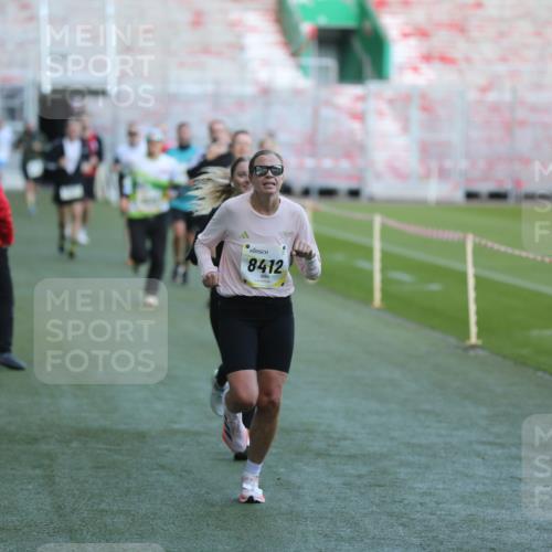 06.10.2024 - 19. swb-Marathon Bremen Yannick Fuchs http://msf.ph/oto/7384406 06.10.2024 10:25:15 Laufen im Stadion 7197, 7260, 7363, 7571, 7650, 7756, 7826, 7906, 8209, 8228, 8242, 8310, 8311, 8412, 8445, 8478, 8517, 8666, 8671, 8672, 8680, 8749, 8806, 8812, 8939, 8962, 8975 meine-sportfotos.de