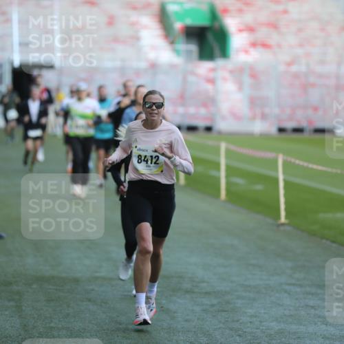 06.10.2024 - 19. swb-Marathon Bremen Yannick Fuchs http://msf.ph/oto/7384413 06.10.2024 10:25:15 Laufen im Stadion 7197, 7260, 7363, 7571, 7650, 7756, 7826, 7906, 8209, 8228, 8242, 8310, 8311, 8412, 8445, 8478, 8517, 8666, 8671, 8672, 8680, 8749, 8806, 8812, 8939, 8962, 8975 meine-sportfotos.de