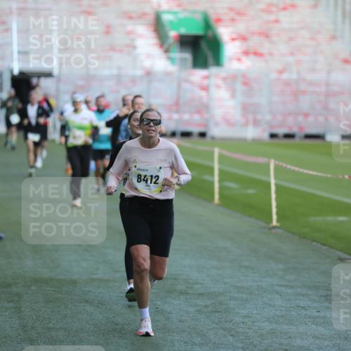 06.10.2024 - 19. swb-Marathon Bremen Yannick Fuchs http://msf.ph/oto/7384427 06.10.2024 10:25:15 Laufen im Stadion 7197, 7260, 7363, 7571, 7650, 7756, 7826, 7906, 8209, 8228, 8242, 8310, 8311, 8412, 8445, 8478, 8517, 8666, 8671, 8672, 8680, 8749, 8806, 8812, 8939, 8962, 8975 meine-sportfotos.de
