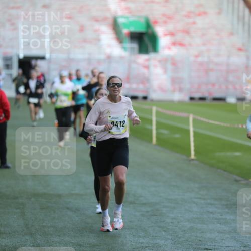 06.10.2024 - 19. swb-Marathon Bremen Yannick Fuchs http://msf.ph/oto/7384443 06.10.2024 10:25:16 Laufen im Stadion 7260, 7650, 7756, 7826, 7906, 8209, 8228, 8242, 8310, 8311, 8412, 8445, 8478, 8517, 8666, 8671, 8672, 8680, 8713, 8749, 8806, 8812, 8939, 8962, 8975 meine-sportfotos.de