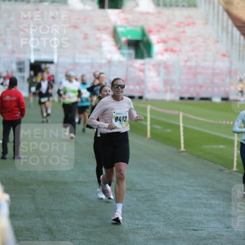 06.10.2024 - 19. swb-Marathon Bremen Yannick Fuchs http://msf.ph/oto/7384450 06.10.2024 10:25:16 Laufen im Stadion 7260, 7650, 7756, 7826, 7906, 8209, 8228, 8242, 8310, 8311, 8412, 8445, 8478, 8517, 8666, 8671, 8672, 8680, 8713, 8749, 8806, 8812, 8939, 8962, 8975 meine-sportfotos.de