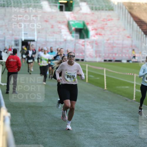 06.10.2024 - 19. swb-Marathon Bremen Yannick Fuchs http://msf.ph/oto/7384459 06.10.2024 10:25:16 Laufen im Stadion 7260, 7650, 7756, 7826, 7906, 8209, 8228, 8242, 8310, 8311, 8412, 8445, 8478, 8517, 8666, 8671, 8672, 8680, 8713, 8749, 8806, 8812, 8939, 8962, 8975 meine-sportfotos.de