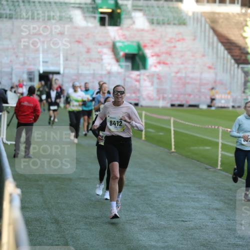 06.10.2024 - 19. swb-Marathon Bremen Yannick Fuchs http://msf.ph/oto/7384478 06.10.2024 10:25:16 Laufen im Stadion 7260, 7650, 7756, 7826, 7906, 8209, 8228, 8242, 8310, 8311, 8412, 8445, 8478, 8517, 8666, 8671, 8672, 8680, 8713, 8749, 8806, 8812, 8939, 8962, 8975 meine-sportfotos.de