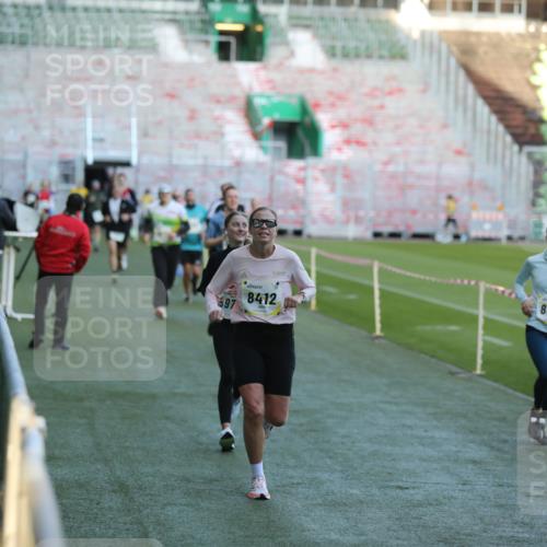 06.10.2024 - 19. swb-Marathon Bremen Yannick Fuchs http://msf.ph/oto/7384491 06.10.2024 10:25:16 Laufen im Stadion 7260, 7650, 7756, 7826, 7906, 8209, 8228, 8242, 8310, 8311, 8412, 8445, 8478, 8517, 8666, 8671, 8672, 8680, 8713, 8749, 8806, 8812, 8939, 8962, 8975 meine-sportfotos.de