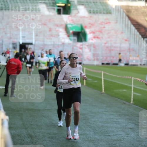 06.10.2024 - 19. swb-Marathon Bremen Yannick Fuchs http://msf.ph/oto/7384500 06.10.2024 10:25:16 Laufen im Stadion 7260, 7650, 7756, 7826, 7906, 8209, 8228, 8242, 8310, 8311, 8412, 8445, 8478, 8517, 8666, 8671, 8672, 8680, 8713, 8749, 8806, 8812, 8939, 8962, 8975 meine-sportfotos.de