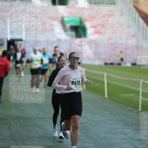 06.10.2024 - 19. swb-Marathon Bremen Yannick Fuchs http://msf.ph/oto/7384509 06.10.2024 10:25:16 Laufen im Stadion 7260, 7650, 7756, 7826, 7906, 8209, 8228, 8242, 8310, 8311, 8412, 8445, 8478, 8517, 8666, 8671, 8672, 8680, 8713, 8749, 8806, 8812, 8939, 8962, 8975 meine-sportfotos.de