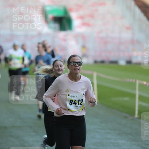 06.10.2024 - 19. swb-Marathon Bremen Yannick Fuchs http://msf.ph/oto/7384514 06.10.2024 10:25:17 Laufen im Stadion 7260, 7650, 7756, 7826, 7906, 8209, 8228, 8242, 8310, 8311, 8412, 8445, 8478, 8517, 8666, 8671, 8672, 8680, 8713, 8749, 8806, 8812, 8939, 8962, 8975 meine-sportfotos.de