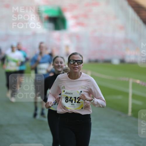 06.10.2024 - 19. swb-Marathon Bremen Yannick Fuchs http://msf.ph/oto/7384541 06.10.2024 10:25:18 Laufen im Stadion 7260, 7756, 7826, 7906, 8209, 8228, 8242, 8310, 8311, 8412, 8445, 8478, 8517, 8666, 8671, 8672, 8680, 8713, 8715, 8749, 8806, 8812, 8939, 8962, 8975 meine-sportfotos.de
