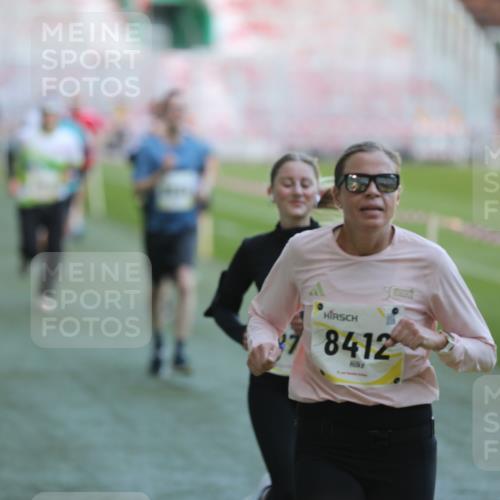 06.10.2024 - 19. swb-Marathon Bremen Yannick Fuchs http://msf.ph/oto/7384549 06.10.2024 10:25:18 Laufen im Stadion 7260, 7756, 7826, 7906, 8209, 8228, 8242, 8310, 8311, 8412, 8445, 8478, 8517, 8666, 8671, 8672, 8680, 8713, 8715, 8749, 8806, 8812, 8939, 8962, 8975 meine-sportfotos.de