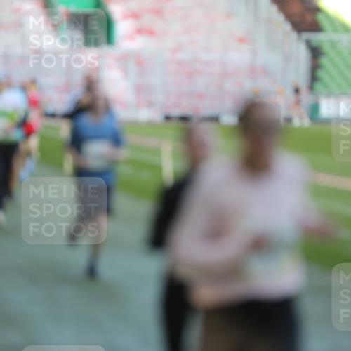 06.10.2024 - 19. swb-Marathon Bremen Yannick Fuchs http://msf.ph/oto/7384558 06.10.2024 10:25:18 Laufen im Stadion 7260, 7756, 7826, 7906, 8209, 8228, 8242, 8310, 8311, 8412, 8445, 8478, 8517, 8666, 8671, 8672, 8680, 8713, 8715, 8749, 8806, 8812, 8939, 8962, 8975 meine-sportfotos.de