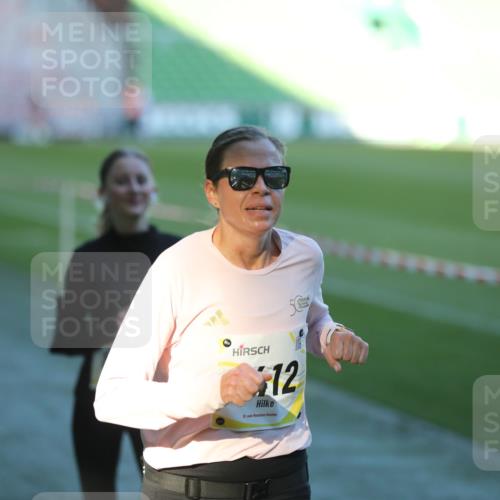 06.10.2024 - 19. swb-Marathon Bremen Yannick Fuchs http://msf.ph/oto/7384561 06.10.2024 10:25:19 Laufen im Stadion 7260, 7756, 7826, 7906, 8209, 8228, 8242, 8310, 8412, 8445, 8478, 8517, 8666, 8671, 8672, 8680, 8713, 8715, 8749, 8806, 8812, 8939, 8962, 8975 meine-sportfotos.de