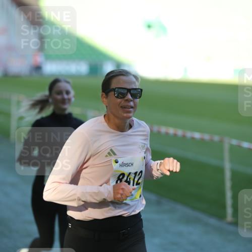 06.10.2024 - 19. swb-Marathon Bremen Yannick Fuchs http://msf.ph/oto/7384565 06.10.2024 10:25:19 Laufen im Stadion 7260, 7756, 7826, 7906, 8209, 8228, 8242, 8310, 8412, 8445, 8478, 8517, 8666, 8671, 8672, 8680, 8713, 8715, 8749, 8806, 8812, 8939, 8962, 8975 meine-sportfotos.de