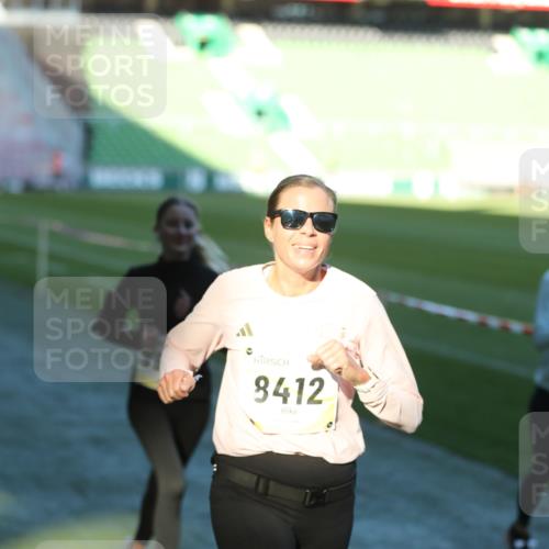 06.10.2024 - 19. swb-Marathon Bremen Yannick Fuchs http://msf.ph/oto/7384586 06.10.2024 10:25:20 Laufen im Stadion 7260, 7756, 7826, 7906, 8209, 8228, 8242, 8310, 8412, 8445, 8478, 8517, 8666, 8671, 8672, 8680, 8713, 8715, 8749, 8806, 8812, 8939, 8962, 8975 meine-sportfotos.de