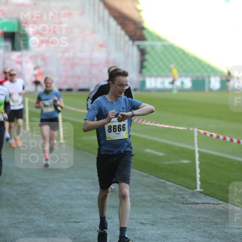 06.10.2024 - 19. swb-Marathon Bremen Yannick Fuchs http://msf.ph/oto/7384634 06.10.2024 10:25:21 Laufen im Stadion 7260, 7756, 7826, 7906, 8209, 8228, 8242, 8310, 8412, 8445, 8478, 8517, 8666, 8671, 8672, 8680, 8713, 8715, 8749, 8806, 8812, 8939, 8962, 8975 meine-sportfotos.de