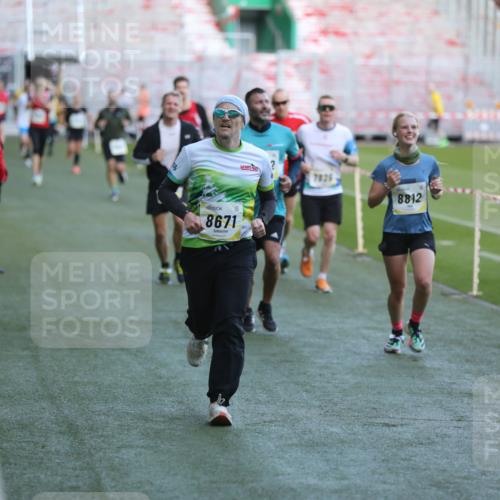 06.10.2024 - 19. swb-Marathon Bremen Yannick Fuchs http://msf.ph/oto/7384740 06.10.2024 10:25:23 Laufen im Stadion 7260, 7756, 7826, 7906, 8209, 8228, 8242, 8310, 8412, 8445, 8478, 8497, 8517, 8666, 8671, 8672, 8680, 8713, 8715, 8749, 8806, 8812, 8905, 8939, 8975 meine-sportfotos.de
