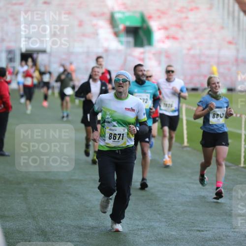 06.10.2024 - 19. swb-Marathon Bremen Yannick Fuchs http://msf.ph/oto/7384752 06.10.2024 10:25:23 Laufen im Stadion 7260, 7756, 7826, 7906, 8209, 8228, 8242, 8310, 8412, 8445, 8478, 8497, 8517, 8666, 8671, 8672, 8680, 8713, 8715, 8749, 8806, 8812, 8905, 8939, 8975 meine-sportfotos.de