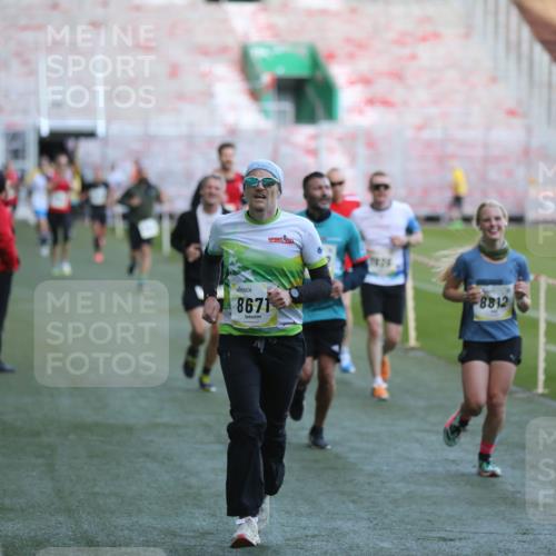 06.10.2024 - 19. swb-Marathon Bremen Yannick Fuchs http://msf.ph/oto/7384760 06.10.2024 10:25:23 Laufen im Stadion 7260, 7756, 7826, 7906, 8209, 8228, 8242, 8310, 8412, 8445, 8478, 8497, 8517, 8666, 8671, 8672, 8680, 8713, 8715, 8749, 8806, 8812, 8905, 8939, 8975 meine-sportfotos.de