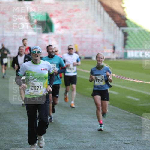 06.10.2024 - 19. swb-Marathon Bremen Yannick Fuchs http://msf.ph/oto/7384781 06.10.2024 10:25:23 Laufen im Stadion 7260, 7756, 7826, 7906, 8209, 8228, 8242, 8310, 8412, 8445, 8478, 8497, 8517, 8666, 8671, 8672, 8680, 8713, 8715, 8749, 8806, 8812, 8905, 8939, 8975 meine-sportfotos.de
