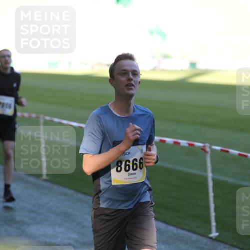 06.10.2024 - 19. swb-Marathon Bremen Yannick Fuchs http://msf.ph/oto/7384793 06.10.2024 10:25:24 Laufen im Stadion 7260, 7756, 7826, 7906, 8228, 8242, 8310, 8412, 8445, 8478, 8497, 8517, 8666, 8671, 8672, 8680, 8713, 8715, 8749, 8806, 8812, 8905, 8939, 8975 meine-sportfotos.de