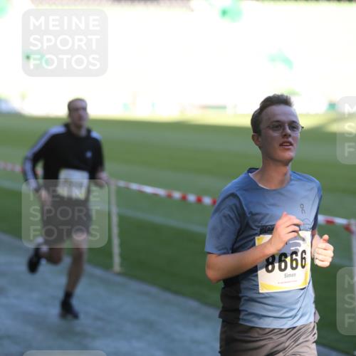 06.10.2024 - 19. swb-Marathon Bremen Yannick Fuchs http://msf.ph/oto/7384801 06.10.2024 10:25:24 Laufen im Stadion 7260, 7756, 7826, 7906, 8228, 8242, 8310, 8412, 8445, 8478, 8497, 8517, 8666, 8671, 8672, 8680, 8713, 8715, 8749, 8806, 8812, 8905, 8939, 8975 meine-sportfotos.de