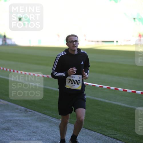 06.10.2024 - 19. swb-Marathon Bremen Yannick Fuchs http://msf.ph/oto/7384815 06.10.2024 10:25:25 Laufen im Stadion 7260, 7756, 7826, 7906, 8228, 8242, 8310, 8412, 8445, 8478, 8497, 8517, 8666, 8671, 8672, 8680, 8713, 8715, 8749, 8806, 8812, 8905, 8939, 8975 meine-sportfotos.de