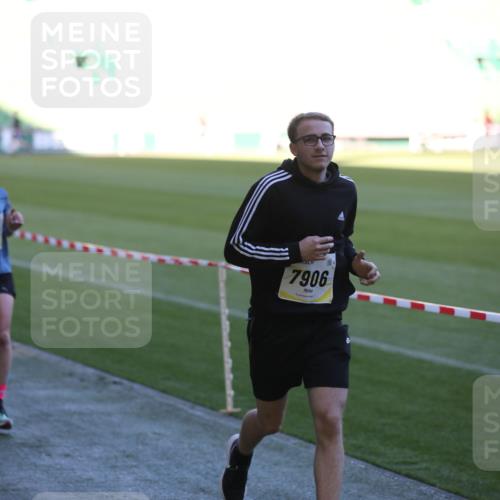 06.10.2024 - 19. swb-Marathon Bremen Yannick Fuchs http://msf.ph/oto/7384824 06.10.2024 10:25:25 Laufen im Stadion 7260, 7756, 7826, 7906, 8228, 8242, 8310, 8412, 8445, 8478, 8497, 8517, 8666, 8671, 8672, 8680, 8713, 8715, 8749, 8806, 8812, 8905, 8939, 8975 meine-sportfotos.de