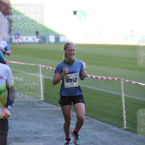 06.10.2024 - 19. swb-Marathon Bremen Yannick Fuchs http://msf.ph/oto/7384848 06.10.2024 10:25:26 Laufen im Stadion 7260, 7756, 7826, 7906, 8228, 8242, 8310, 8412, 8445, 8478, 8497, 8517, 8666, 8671, 8672, 8680, 8713, 8715, 8749, 8806, 8812, 8905, 8939, 8975 meine-sportfotos.de