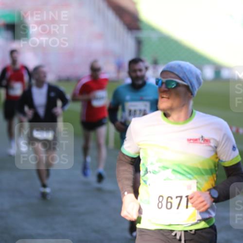 06.10.2024 - 19. swb-Marathon Bremen Yannick Fuchs http://msf.ph/oto/7384893 06.10.2024 10:25:26 Laufen im Stadion 7260, 7756, 7826, 7906, 8228, 8242, 8310, 8412, 8445, 8478, 8497, 8517, 8666, 8671, 8672, 8680, 8713, 8715, 8749, 8806, 8812, 8905, 8939, 8975 meine-sportfotos.de