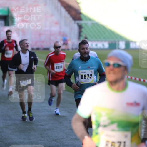 06.10.2024 - 19. swb-Marathon Bremen Yannick Fuchs http://msf.ph/oto/7384903 06.10.2024 10:25:26 Laufen im Stadion 7260, 7756, 7826, 7906, 8228, 8242, 8310, 8412, 8445, 8478, 8497, 8517, 8666, 8671, 8672, 8680, 8713, 8715, 8749, 8806, 8812, 8905, 8939, 8975 meine-sportfotos.de