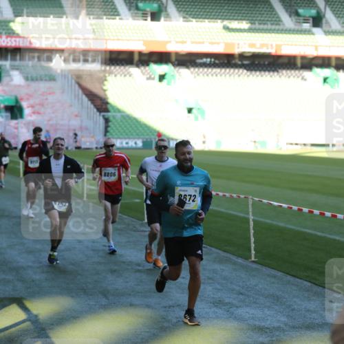 06.10.2024 - 19. swb-Marathon Bremen Yannick Fuchs http://msf.ph/oto/7384926 06.10.2024 10:25:27 Laufen im Stadion 7260, 7496, 7756, 7826, 7906, 8228, 8242, 8310, 8412, 8445, 8478, 8497, 8517, 8666, 8671, 8672, 8680, 8713, 8715, 8749, 8806, 8812, 8905, 8939, 8975 meine-sportfotos.de