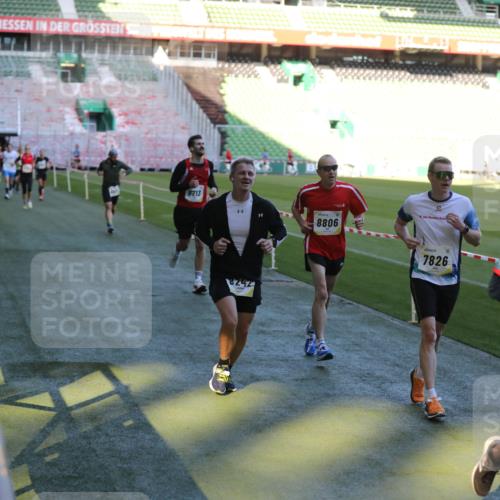 06.10.2024 - 19. swb-Marathon Bremen Yannick Fuchs http://msf.ph/oto/7385007 06.10.2024 10:25:29 Laufen im Stadion 7260, 7496, 7548, 7756, 7826, 7906, 8228, 8242, 8310, 8412, 8445, 8478, 8481, 8497, 8517, 8659, 8666, 8671, 8672, 8680, 8713, 8715, 8749, 8806, 8812, 8905, 8975 meine-sportfotos.de