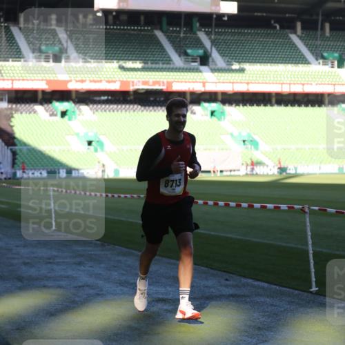 06.10.2024 - 19. swb-Marathon Bremen Yannick Fuchs http://msf.ph/oto/7385018 06.10.2024 10:25:32 Laufen im Stadion 7260, 7433, 7496, 7548, 7756, 7826, 7906, 8228, 8242, 8412, 8445, 8478, 8481, 8497, 8517, 8659, 8666, 8671, 8672, 8680, 8713, 8715, 8749, 8806, 8812, 8905, 8975 meine-sportfotos.de